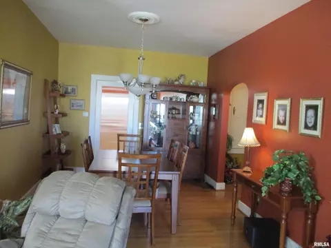 614 E Main St, Benton, IL 62812 photo 8