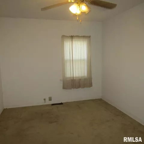 305 E Marion St, Marion, IL 62959 photo 13
