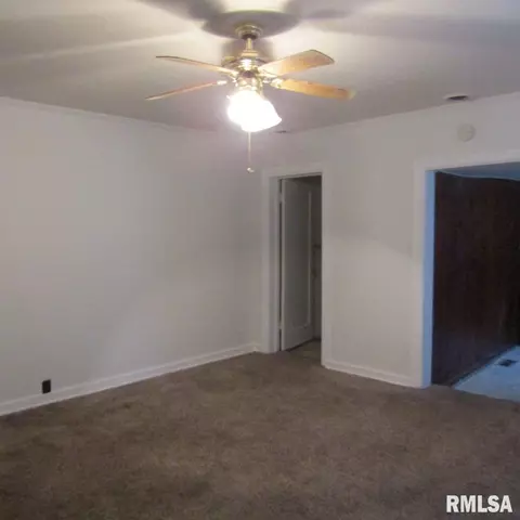 305 E Marion St, Marion, IL 62959 photo 8