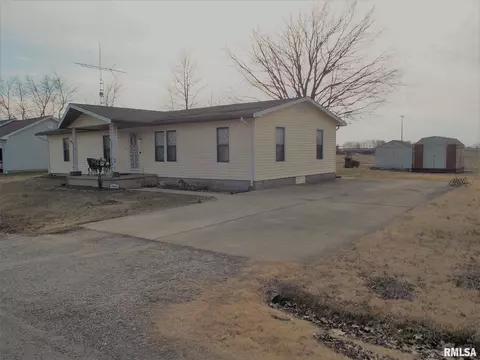 119 Lyle Dr, Hoffman, IL 62250 photo 3