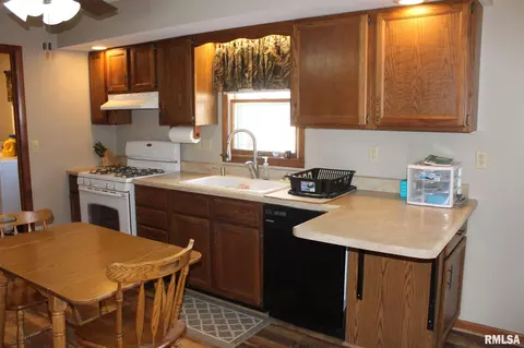 2107 Cedar Ave, Salem, IL 62881 photo 4