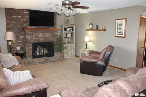 2107 Cedar Ave, Salem, IL 62881 photo 2