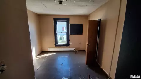 506 E John St, Christopher, IL 62822 photo 10