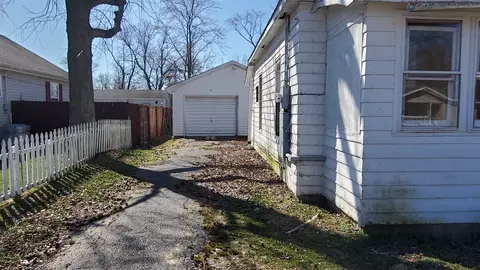 506 E John St, Christopher, IL 62822 photo 3