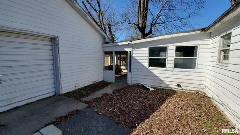 506 E John St, Christopher, IL 62822 photo 5