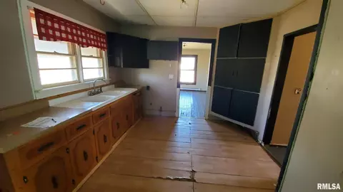 506 E John St, Christopher, IL 62822 photo 9