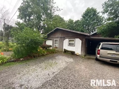 902 S Main St, Benton, IL 62812 photo 8
