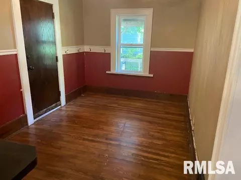 902 S Main St, Benton, IL 62812 photo 17