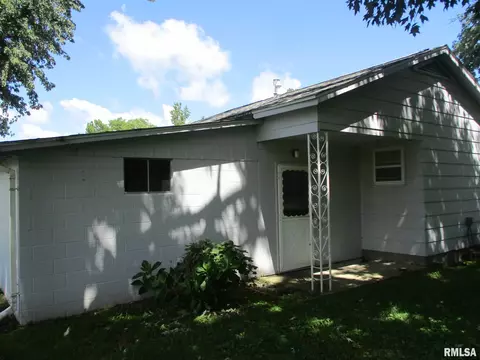 1216 E Bond St, Benton, IL 62812 photo 5