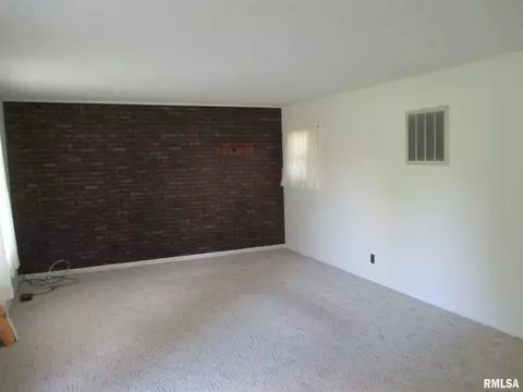 1216 E Bond St, Benton, IL 62812 photo 11