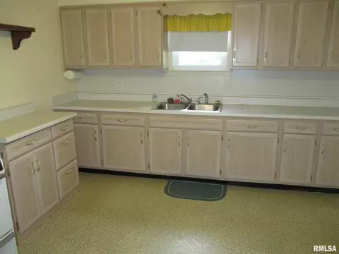 1216 E Bond St, Benton, IL 62812 photo 14