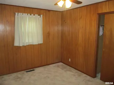 1216 E Bond St, Benton, IL 62812 photo 22