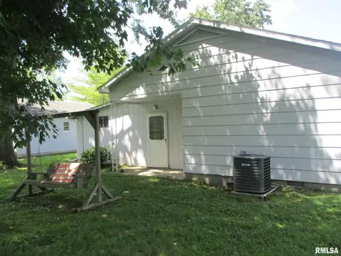 1216 E Bond St, Benton, IL 62812 photo 4