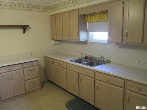 1216 E Bond St, Benton, IL 62812 photo 15