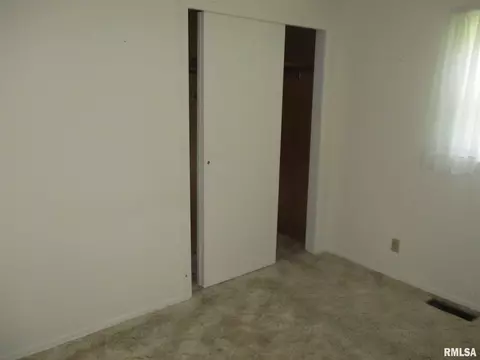 1216 E Bond St, Benton, IL 62812 photo 18