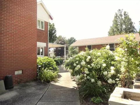 506 W Spring St, Anna, IL 62906 photo 3