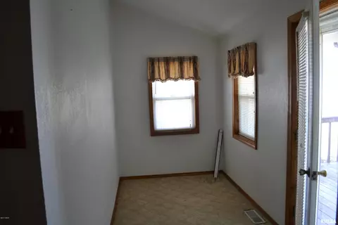 112 E Prairie St, Centralia, IL 62801 photo 5