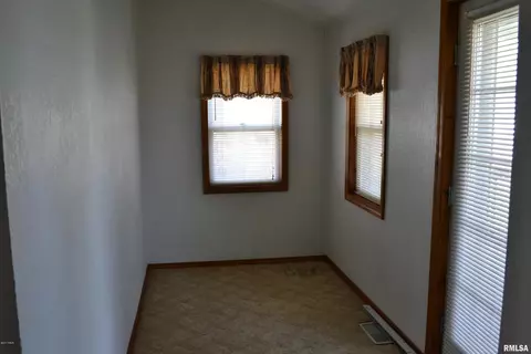 112 E Prairie St, Centralia, IL 62801 photo 6