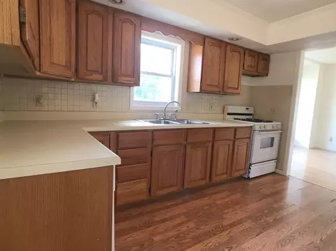 719 E Main St, Benton, IL 62812 photo 11