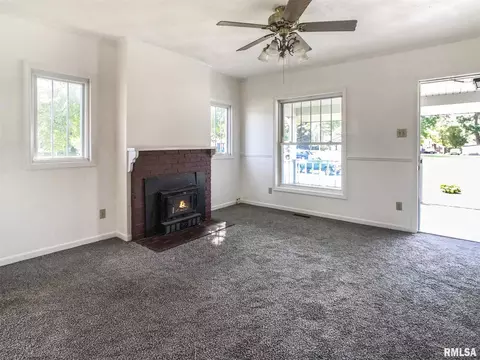 719 E Main St, Benton, IL 62812 photo 6