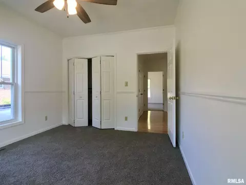 719 E Main St, Benton, IL 62812 photo 9