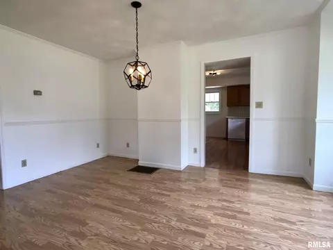 719 E Main St, Benton, IL 62812 photo 8