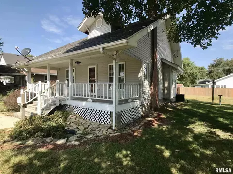 719 E Main St, Benton, IL 62812 photo 3