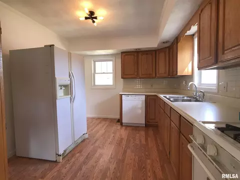 719 E Main St, Benton, IL 62812 photo 15