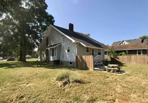 719 E Main St, Benton, IL 62812 photo 12