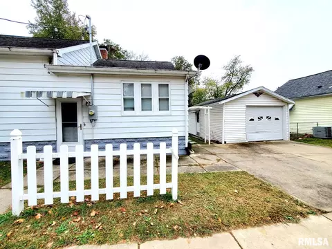 900 S Maple St, Centralia, IL 62801 photo 4