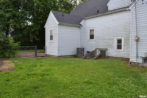 910 E 3rd St, Centralia, IL 62801 photo 4
