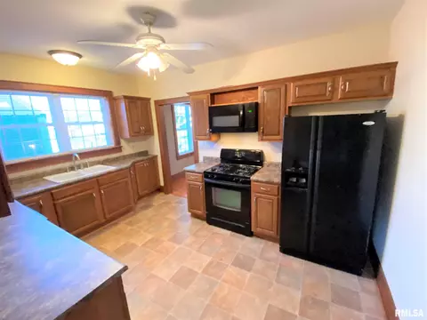 910 W North Ave, Flora, IL 62839 photo 13