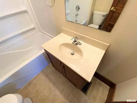 910 W North Ave, Flora, IL 62839 photo 33