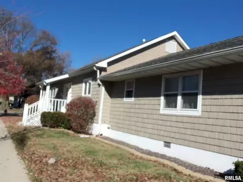302 S Walnut St, Sesser, IL 62884 photo 5