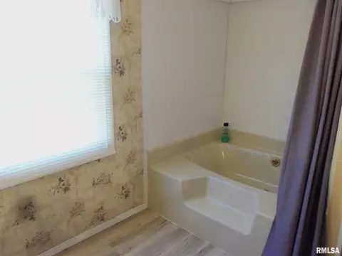 302 S Walnut St, Sesser, IL 62884 photo 13
