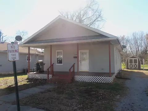 728 E Taylor St, Benton, IL 62812 photo 1