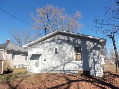 728 E Taylor St, Benton, IL 62812 photo 3