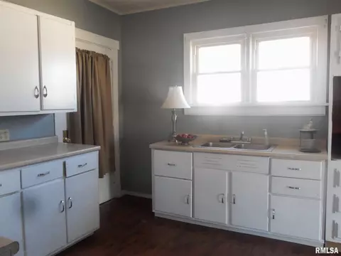 728 E Taylor St, Benton, IL 62812 photo 7