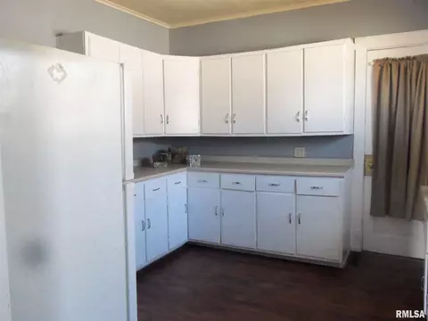 728 E Taylor St, Benton, IL 62812 photo 6
