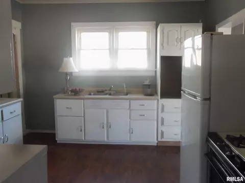 728 E Taylor St, Benton, IL 62812 photo 8