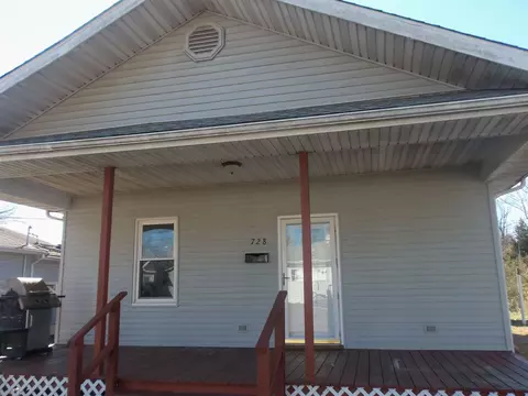 728 E Taylor St, Benton, IL 62812 photo 2