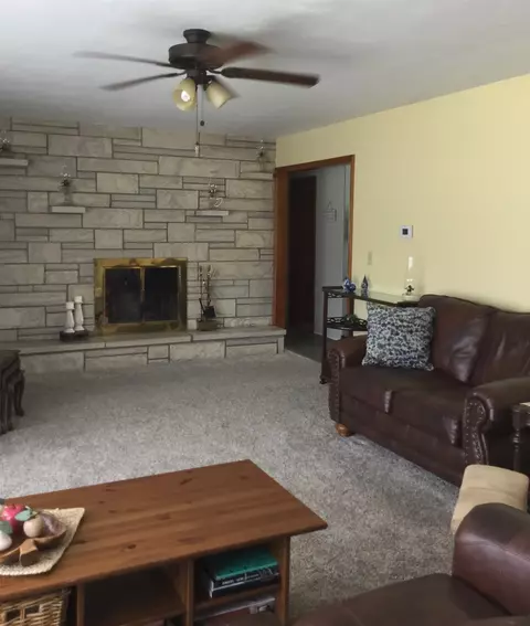 1106 E Main St, Benton, IL 62812 photo 4