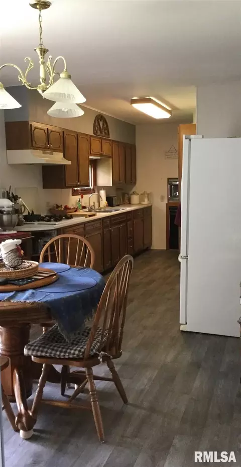 1106 E Main St, Benton, IL 62812 photo 9