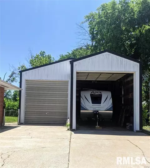 1106 E Main St, Benton, IL 62812 photo 3