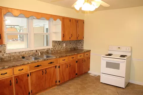 540 W Bryan St, Salem, IL 62881 photo 6