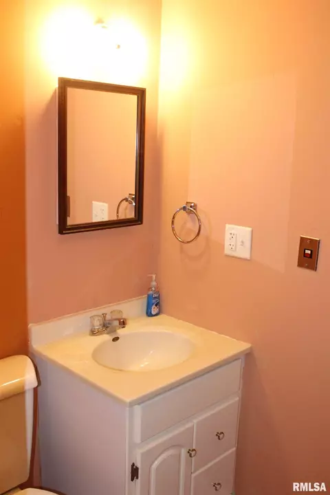 540 W Bryan St, Salem, IL 62881 photo 14