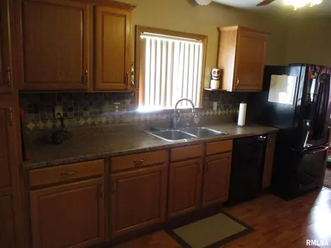 202 Mill St, Benton, IL 62812 photo 6