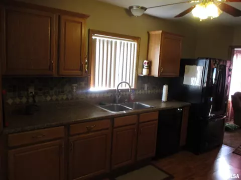 202 Mill St, Benton, IL 62812 photo 4