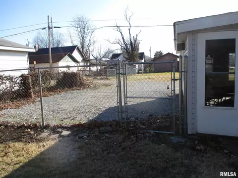 202 Mill St, Benton, IL 62812 photo 21