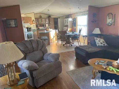 209 S Studell St, Benton, IL 62812 photo 15
